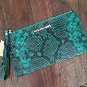 MICHAEL KORS lg zip clutch